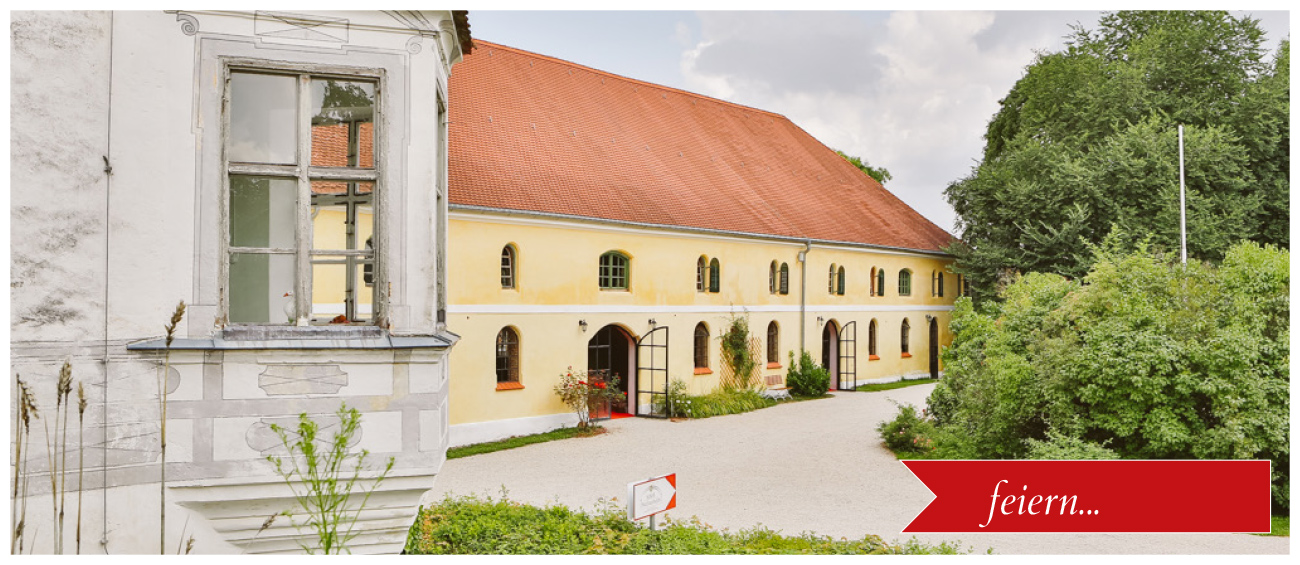 Schlosshof mit grünen Sträuchern