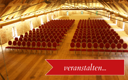 Festsaal mit Bestuhlung im Schloss Neufraunhofen